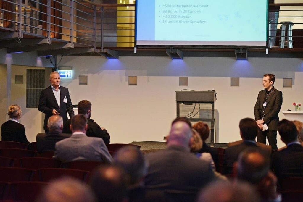 Jens Hagel, Geschäftsführer SYNAPSE KI-Agentur Hamburg, bei einem KI-Vortrag